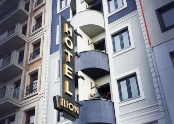 Ilion Hotel çalışması çift taraflı kompozit zemin üzerine ışıklı krom fileli kutu harfler olarak imal edilmiştir
